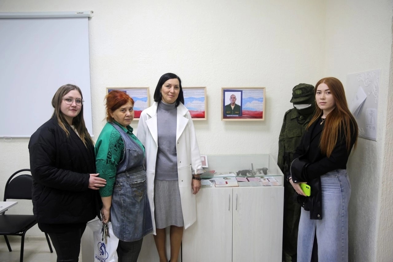 Елена Рыбакова посетила экспозицию, посвященную участнику специальной военной операции