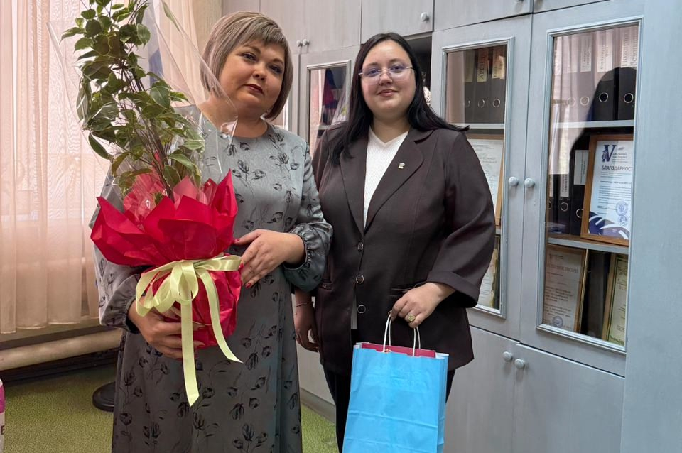 Учителя приняли поздравления от депутатов 
