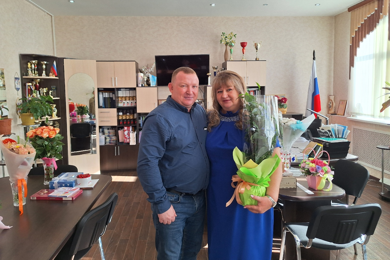 Учителя приняли поздравления от депутатов 