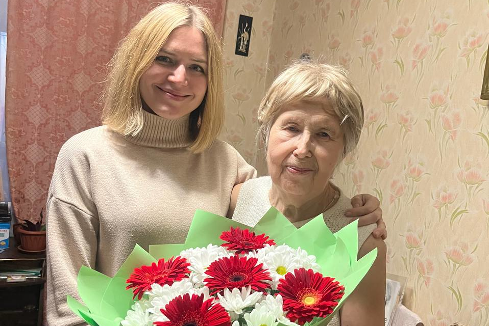 Анастасия Денисенко поздравила активного жителя своего избирательного округа