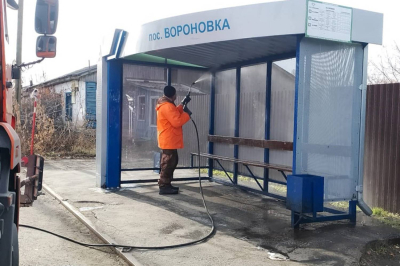 В Кургане моют остановочные павильоны В Кургане моют остановочные павильоны